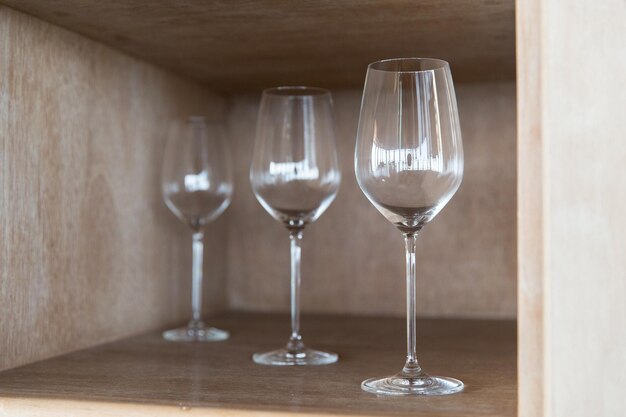conceito de adega, copos e álcool - copos de vinho vazios colocados na prateleira do restaurante