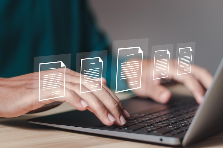 Foto conceito de administração de documentos: empresário usando laptop com ícones de documentos na tela virtual, banco de dados de documentação on-line erp