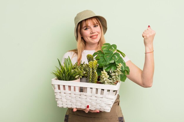 conceito de agricultor de mulher bonita ruiva