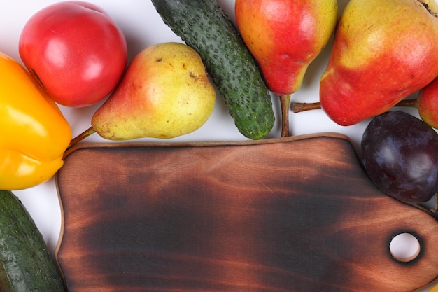 Conceito de agricultura e alimentação saudável Copie o espaço Legumes e frutas orgânicos coloridos frescos com placa de madeira em um fundo branco