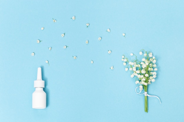 Conceito de alergia de spray nasal contra alergia ao pólen de plantas com flores