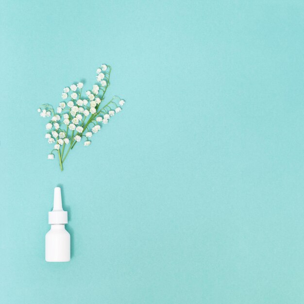 Conceito de alergia Spray nasal contra alergia ao pólen de plantas com flores lírios do vale