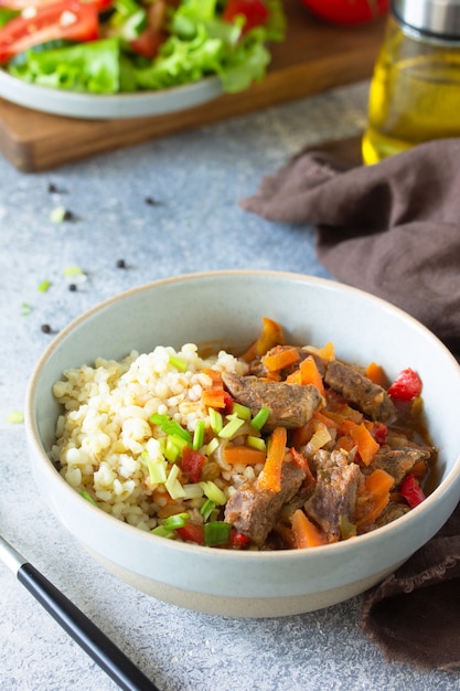 Conceito de alimentação saudável Carne estufada com legumes em molho bulgur Copie o espaço