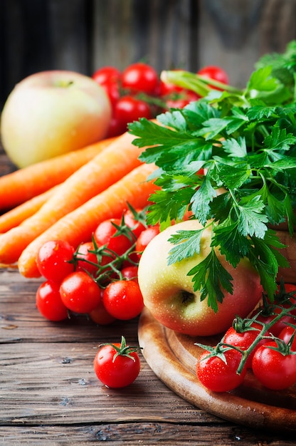 Conceito de alimentação saudável com cenoura, tomate e maçã