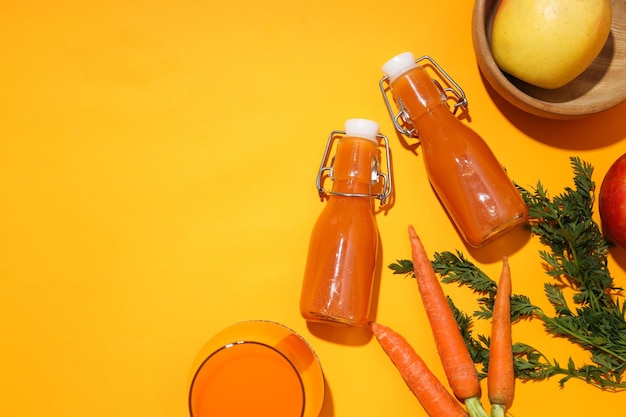 Conceito de alimentação saudável e dieta com suco de cenoura
