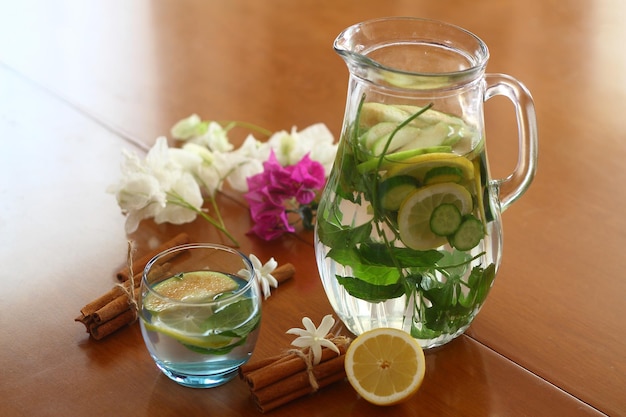 Conceito de alimentação saudável para cuidados de saúde Bebida fresca fresca de pepino limão com bebida de desintoxicação de água