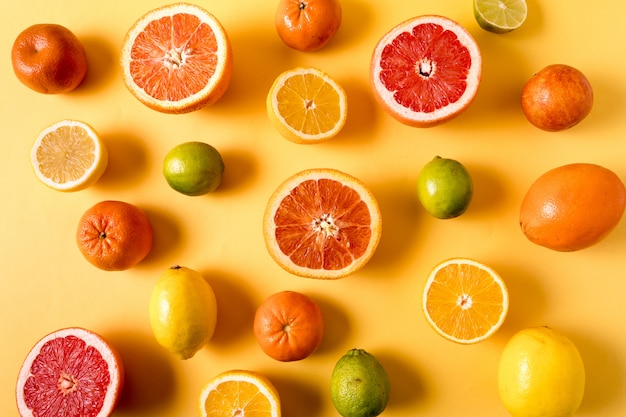 Conceito de alimentação saudável. Teste padrão com citrinos frescos crus - laranja, limão e toranja.