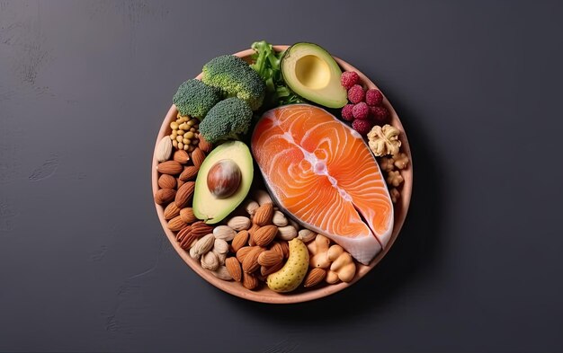 Conceito de alimentos ceto com salmão de abacate e nozes frutas e legumes ângulo de visão superior