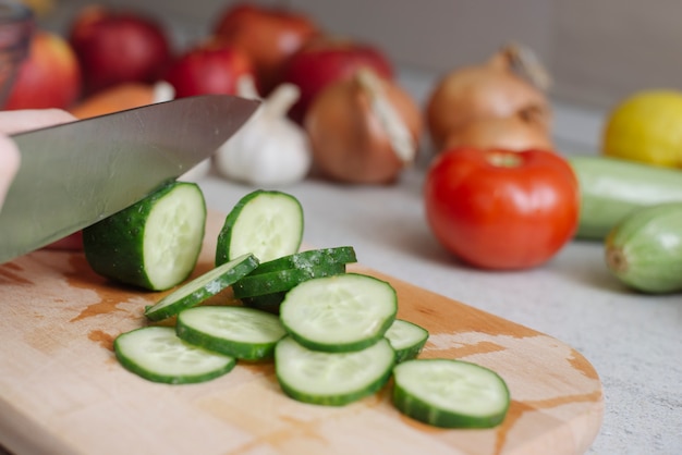 Foto conceito de alimentos saudáveis ​​com fatias de pepino