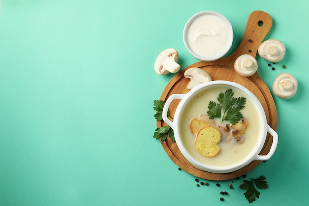 Conceito de almoço saboroso com tigela de sopa de cogumelos na hortelã