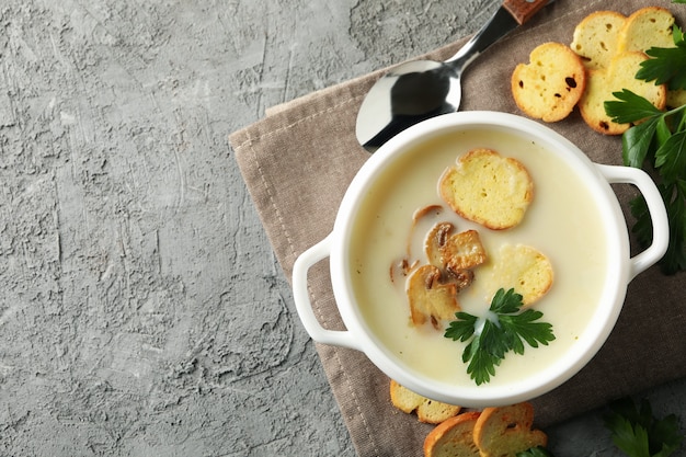 Conceito de almoço saboroso com tigela de sopa de cogumelos