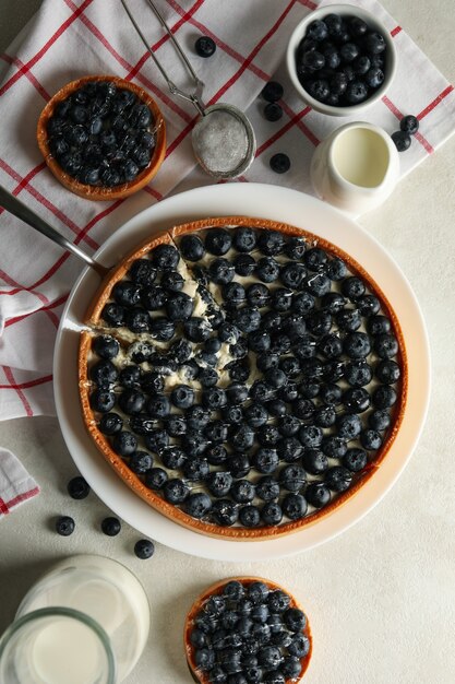 Conceito de almoço saboroso com torta de mirtilo na mesa de luz