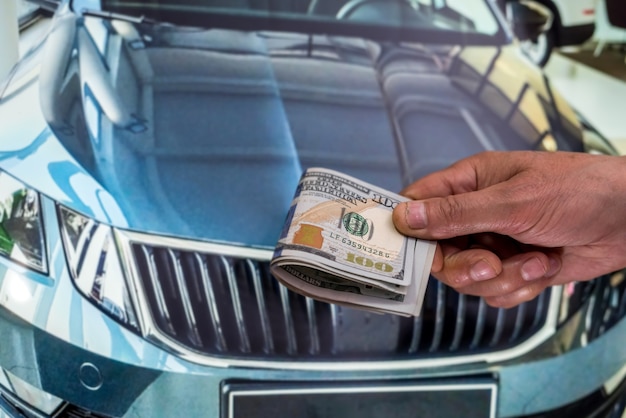 Conceito de alugar ou comprar um carro novo. conceito de finanças. dólar em dólar masculino