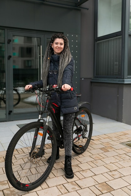 Conceito de aluguer de bicicletas jovem mulher caucasiana andando de bicicleta na rua