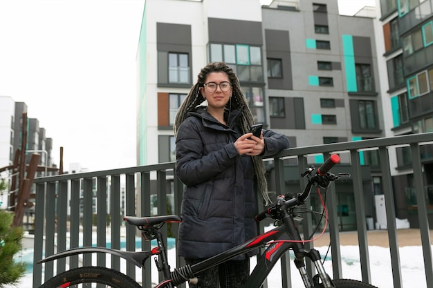 Foto conceito de aluguer de bicicletas jovem mulher europeia andando de bicicleta pela cidade