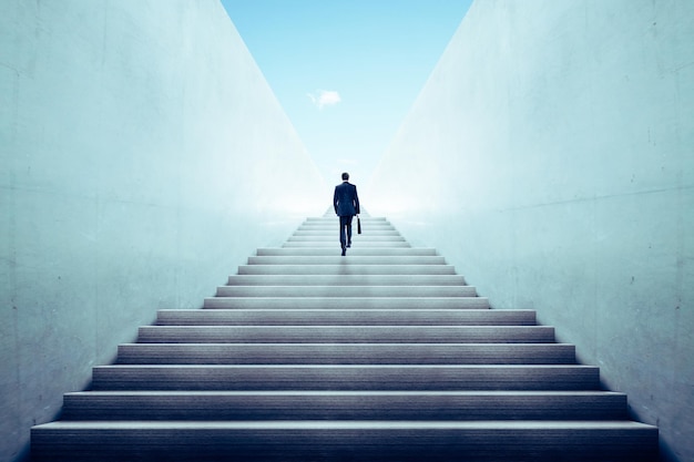 Conceito de ambições com empresário subindo escadas