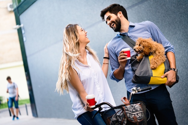 Conceito de amigos, alunos, educação e felicidade. Pessoas felizes tomando café e conversando na rua da cidade