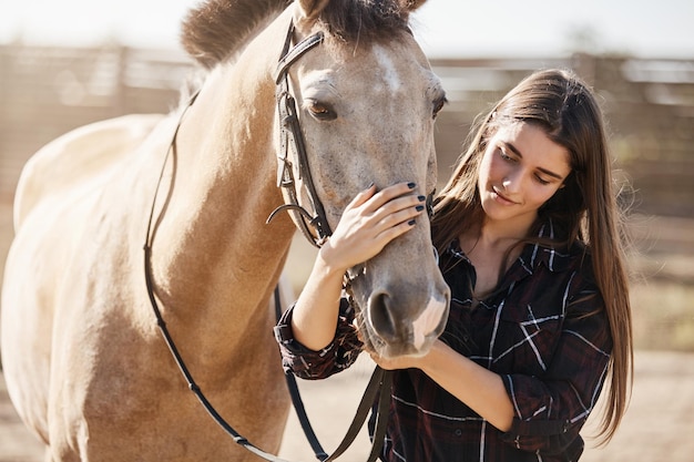 Conceito de amizade e hobby de animais Muito jovem em rur