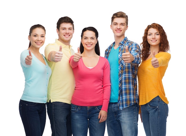 Conceito de amizade, juventude e pessoas - grupo de adolescentes sorridentes mostrando os polegares