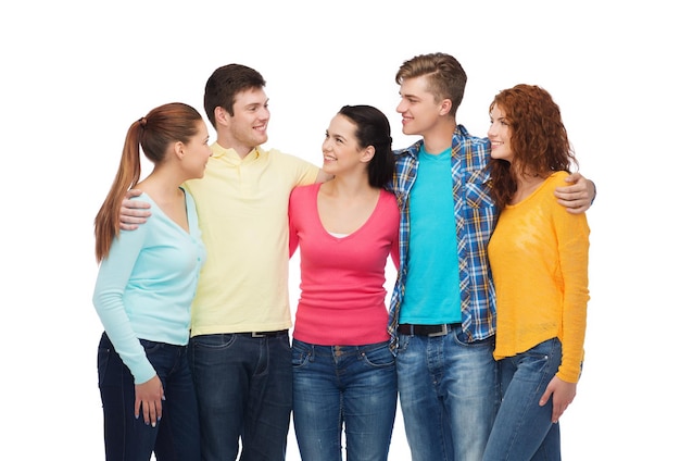 conceito de amizade, juventude e pessoas - grupo de adolescentes sorridentes