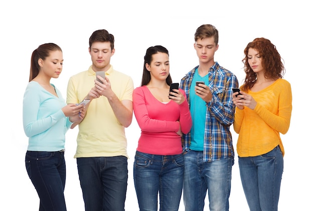 Conceito de amizade, tecnologia e pessoas - grupo de adolescentes sérios com smartphones