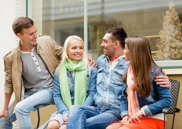 conceito de amizade, viagens e férias - grupo de amigos sorridentes na cidade