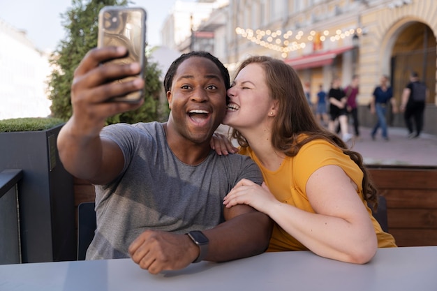 Foto conceito de amor com casal feliz passando um tempo juntos