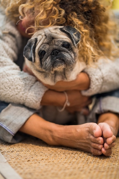 Foto conceito de amor e amizade com pessoas e animais