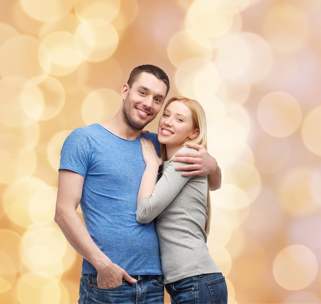 Foto conceito de amor e família - casal sorridente abraçando