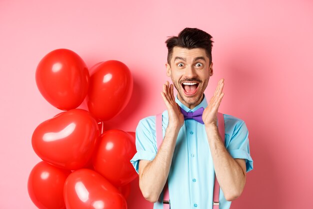 Conceito de amor e romance. homem feliz gritando com notícias fantásticas