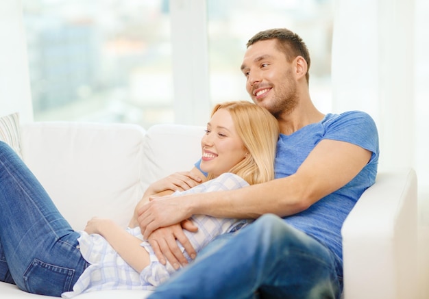 conceito de amor, família e felicidade - sorrindo casal feliz em casa