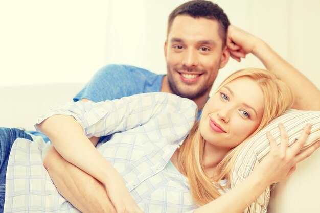 conceito de amor, família e felicidade - sorrindo casal feliz em casa