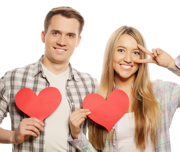 Foto conceito de amor, família e pessoas: casal feliz e apaixonado segurando um coração vermelho