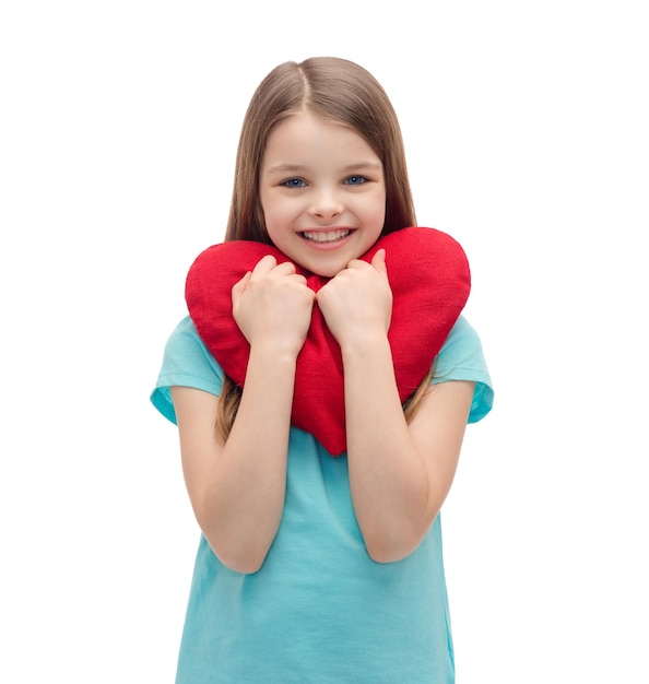 conceito de amor, felicidade e pessoas - menina sorridente com coração vermelho