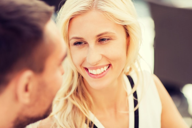 conceito de amor, pessoas, comunicação e relações - rostos de casal feliz no restaurante olhando um para o outro