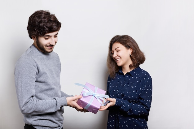 Conceito de amor, pessoas e emoções. Mulher feliz, recebendo presentes de seu amante.