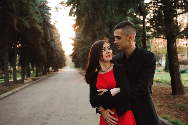 Conceito de amor, relacionamentos, temporada e pessoas. close-up do feliz casal jovem ao ar livre no parque