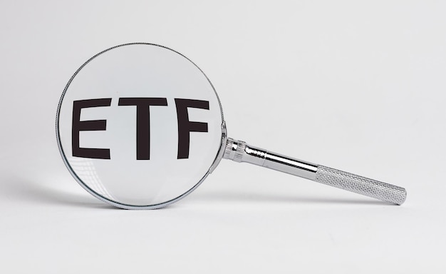 Conceito de análise de etf word através de lupa