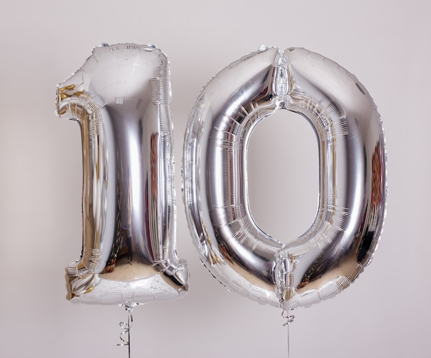 Conceito de aniversário ou aniversário - folha de balões de ar número 10 sobre fundo branco