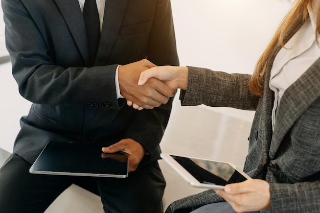 Conceito de aperto de mão de parceria de negócios Foto processo de aperto de mão de dois colegas de trabalhoBem-sucedido