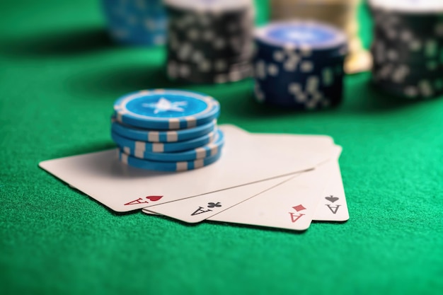 Poker De Conceito Online. Quatro Ases E Chips De Pôquer Em Fundo