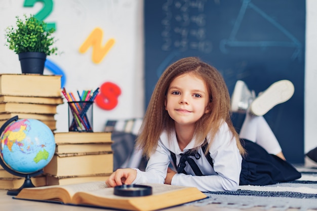 Conceito de aprendizagem com bela estudante da escola primária