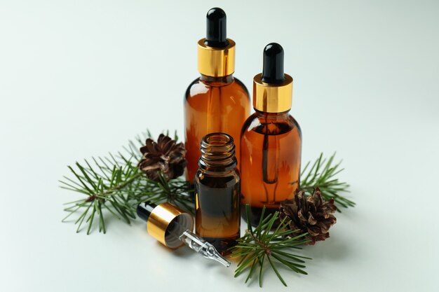 Conceito de aromaterapia com óleo de pinho em branco