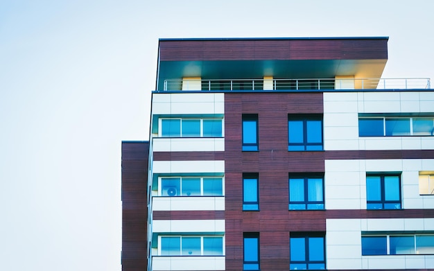 Conceito de arquitetura de edifício residencial moderno de casa de apartamento. Lugar para espaço de cópia.