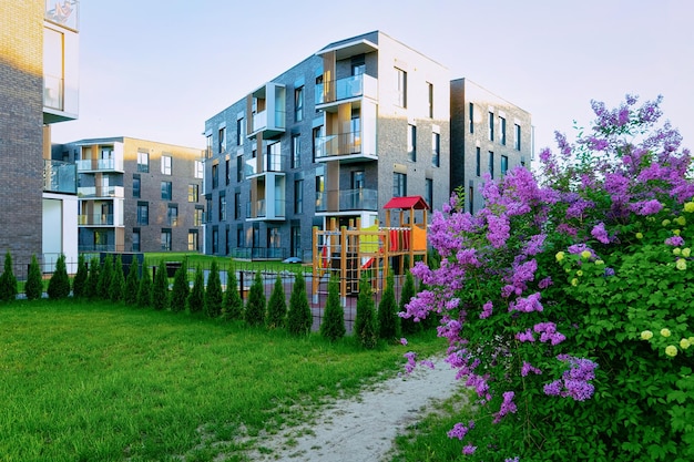 Conceito de arquitetura de prédio residencial novo moderno. Parque infantil, instalações ao ar livre