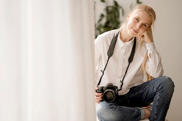 Foto conceito de arte foto mulher e cortinas