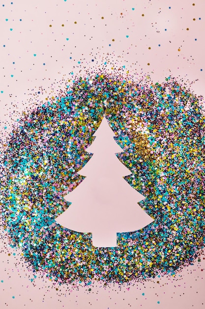 Conceito de árvore de Natal de espaço negativo feito com padrão de lantejoulas coloridas Layout de festa de Ano Novo Criativo Cama plana de inverno com espaço de cópia