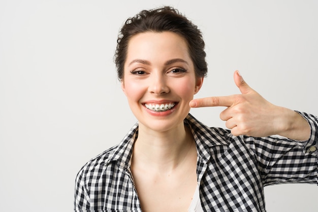 Foto conceito de atendimento odontológico de tratamento ortodôntico mulher bonita sorriso saudável close up closeup cerâmica