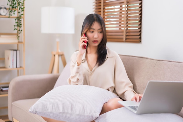 Conceito De Estudo Online a Mão Pálida De Um Homem Tentando Digitar No  Teclado Do Laptop Para Pesquisar a Definição De Algumas Pal Imagem de Stock  - Imagem de pedir, tela: 230325645