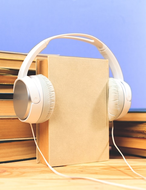 Foto conceito de audiobook. livros sobre a mesa com fones de ouvido